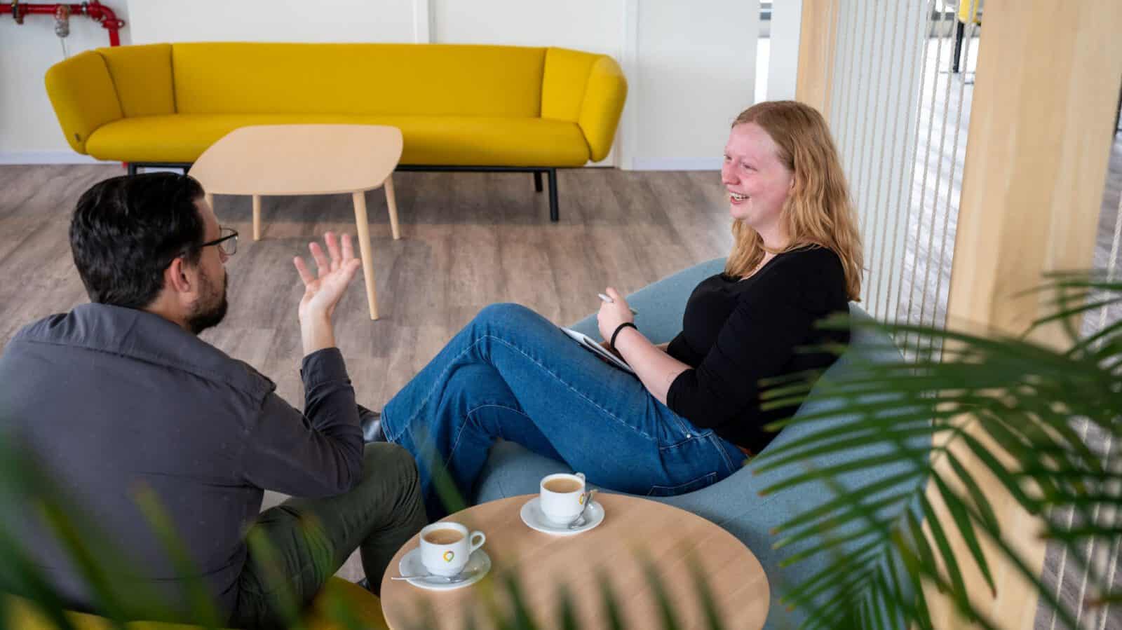 Twee volwassenen in gesprek
